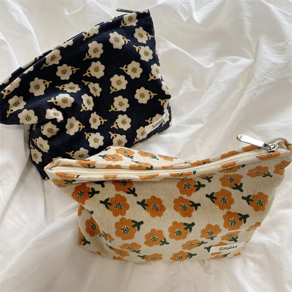 Ella | Sminkepung i kordfløyel med blomsterpreppy mønster