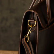 Bristol | Miesten olkalaukku ajattomalla ja monipuolisella tyylillä