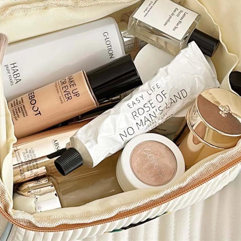 Alianna | Trousse de maquillage matelassée avec porte-bonheur