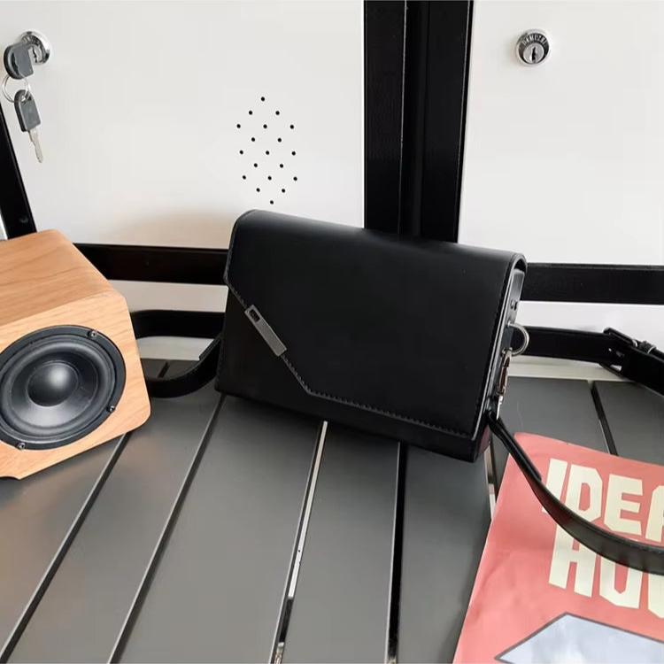 Dario | Tyylikäs ja kompakti olkalaukku ristiin kannettavaksi