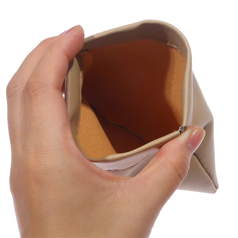 August | Vesitiivis vasikannahkainen meikkipussi