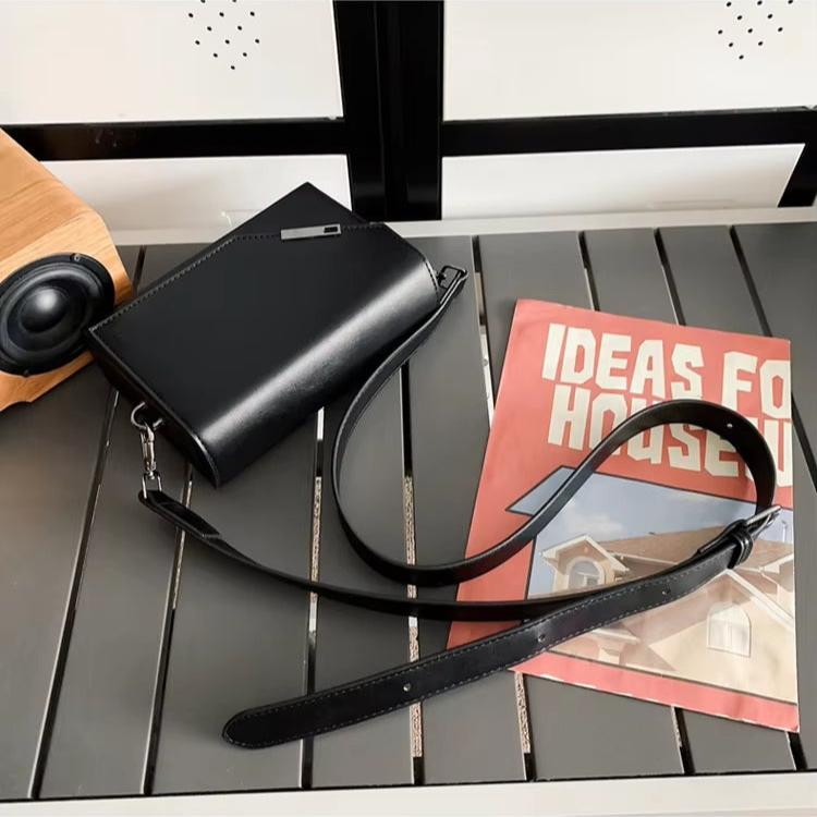 Dario | Tyylikäs ja kompakti olkalaukku ristiin kannettavaksi