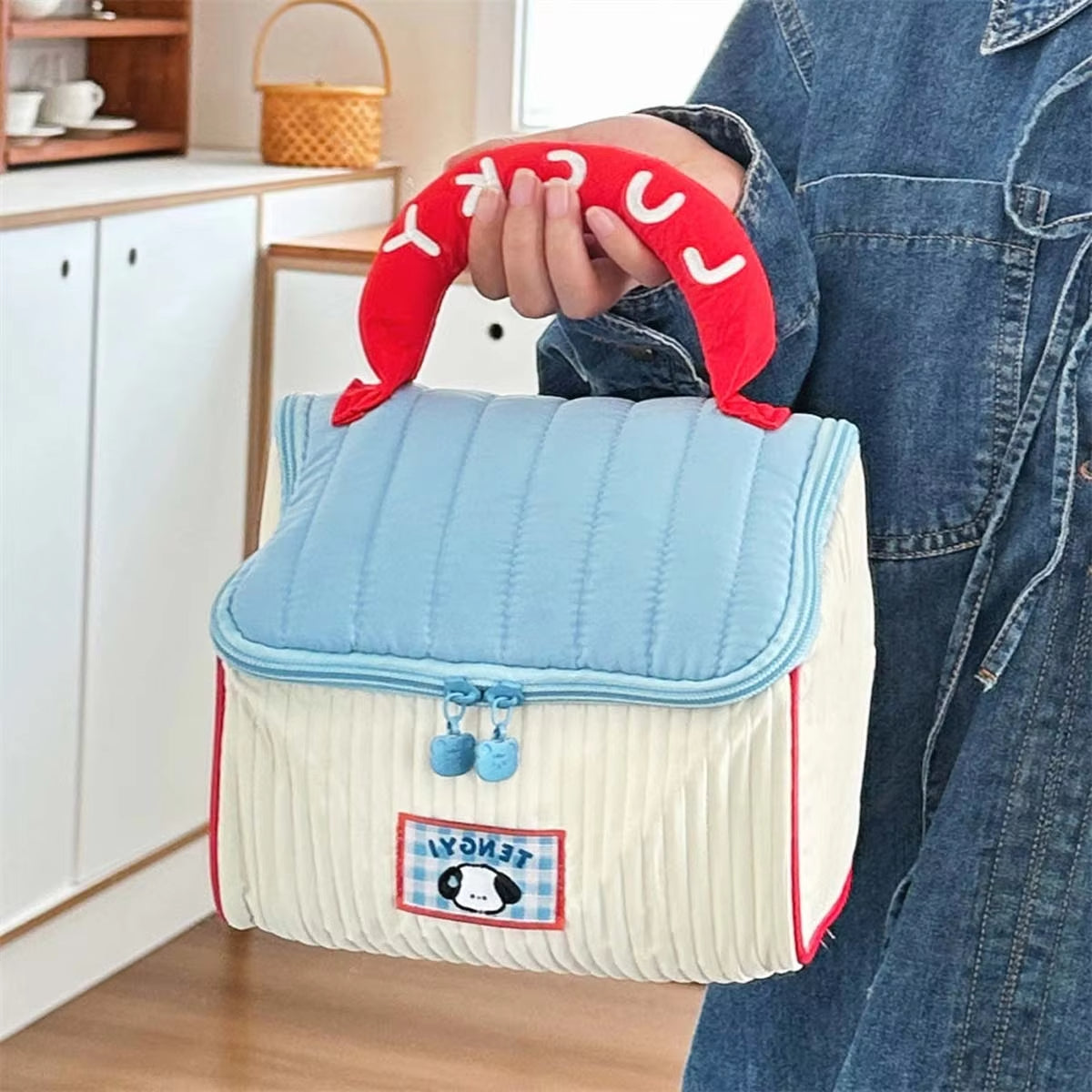 Alianna | Trousse de maquillage matelassée avec porte-bonheur