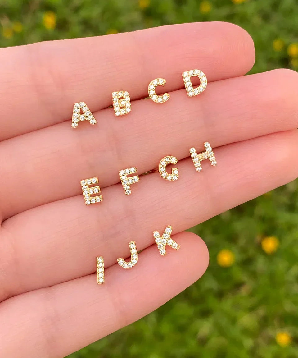 Boucle d'oreille unique dorée – Bijou minimaliste pour le quotidien et les occasions spéciales 0