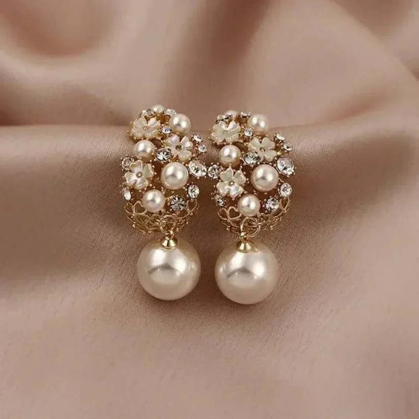 Boucles d'oreilles élégantes en perles et fleurs – Métal de haute qualité et finition brillante 0
