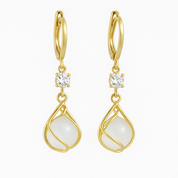 Boucles d'oreilles en or avec opale blanche – Un bijou élégant pour toutes les occasions 0