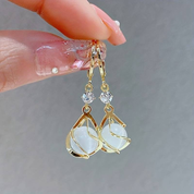 Boucles d'oreilles en or avec opale blanche – Un bijou élégant pour toutes les occasions 1