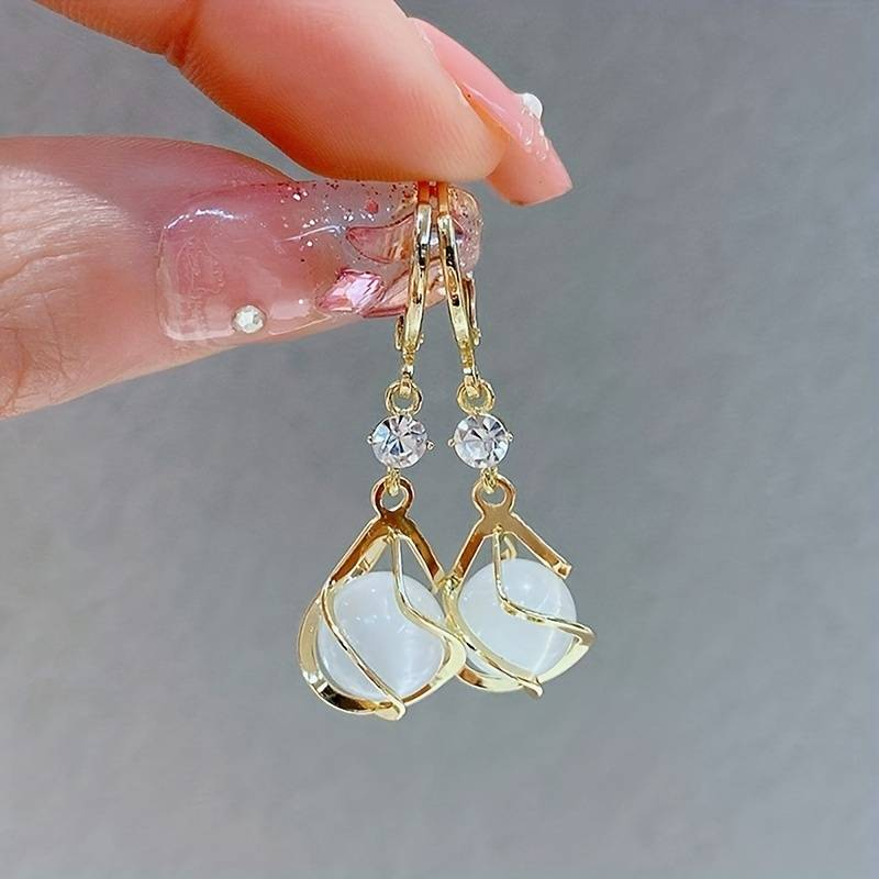 Boucles d'oreilles en or avec opale blanche – Un bijou élégant pour toutes les occasions 1