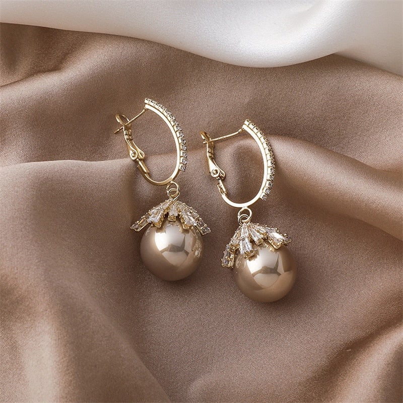 Boucles d'oreilles en perles synthétiques – Boucles d'oreilles blanches élégantes pour toutes les occasions, style classique 2 cm 0