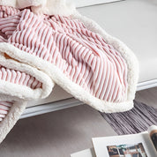 Couverture Sherpa douillette à rayures pour un confort ultime 2