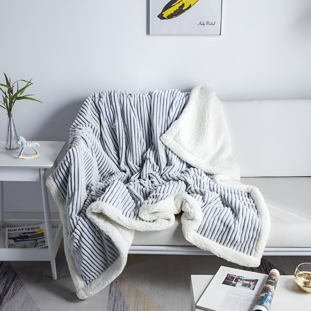 Couverture Sherpa douillette à rayures pour un confort ultime 8