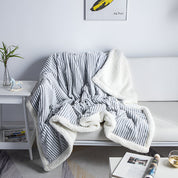 Couverture Sherpa douillette à rayures pour un confort ultime 8