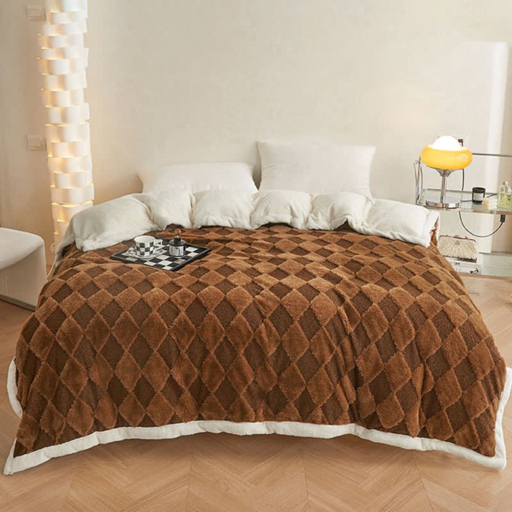 Couverture à motifs de losanges pour plus de confort, fabriquée en velours teddy et laine d'alpaga 5