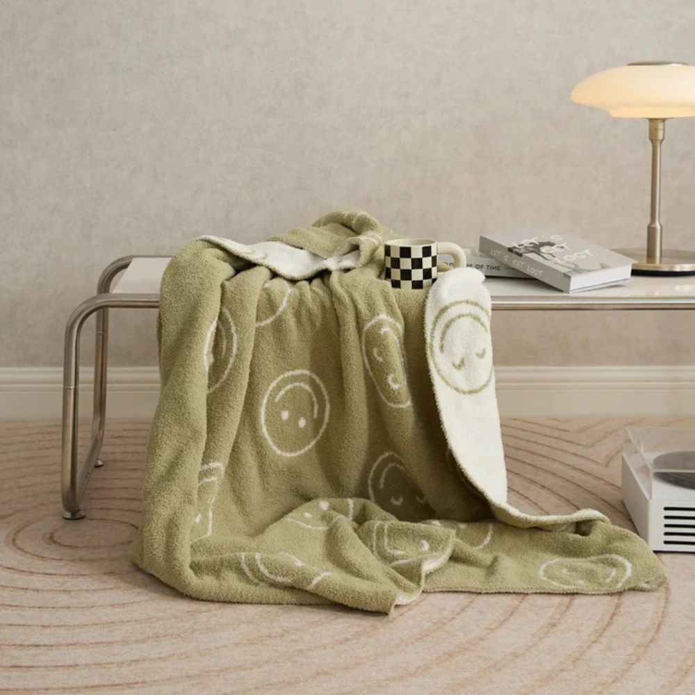 Couverture câline avec visage souriant pour plus de confort et de style 2