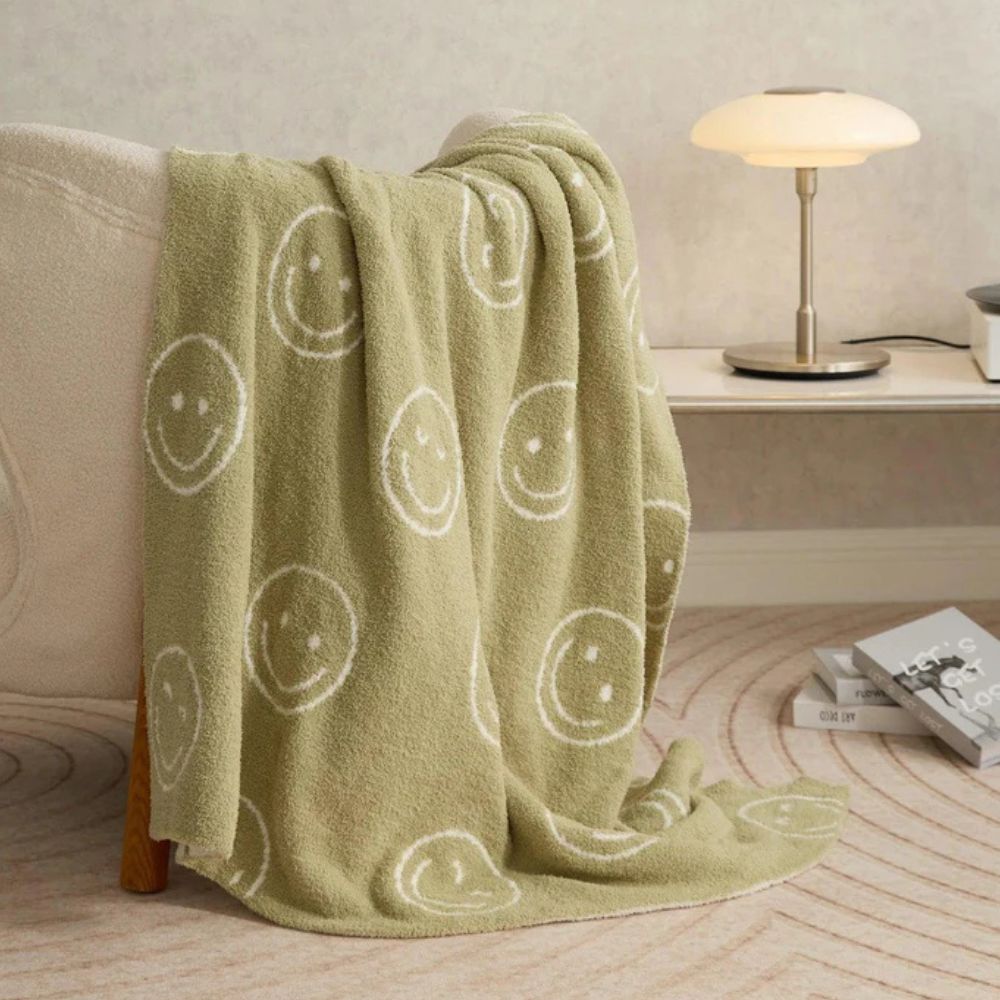 Couverture câline avec visage souriant pour plus de confort et de style 5