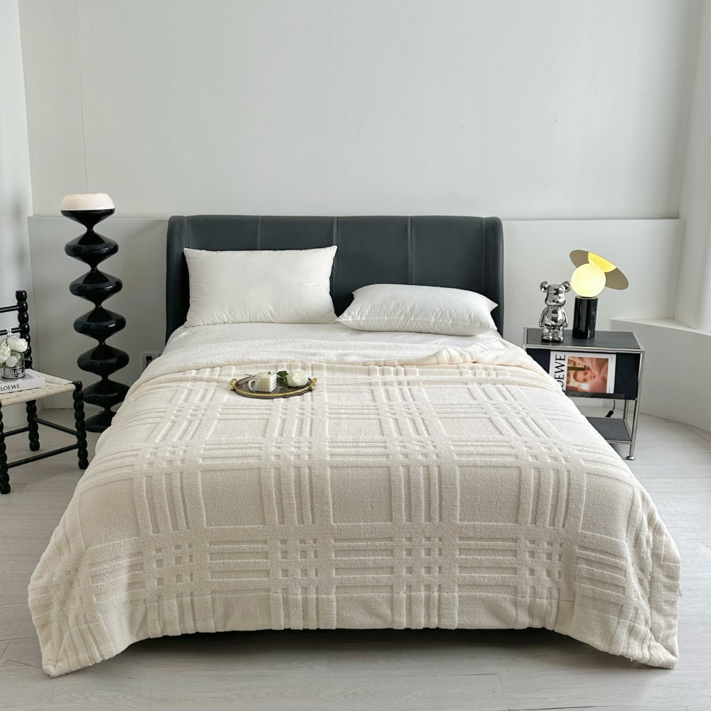 Couverture en microfibre pour femme avec un motif à carreaux élégant pour des soirées douillettes 3