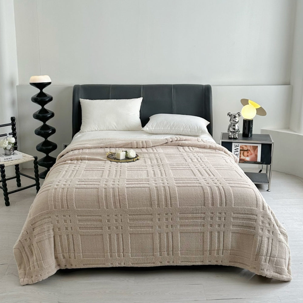 Couverture en microfibre pour femme avec un motif à carreaux élégant pour des soirées douillettes 4