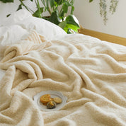 Couverture tricotée douce et minimaliste pour plus de confort et de style 2