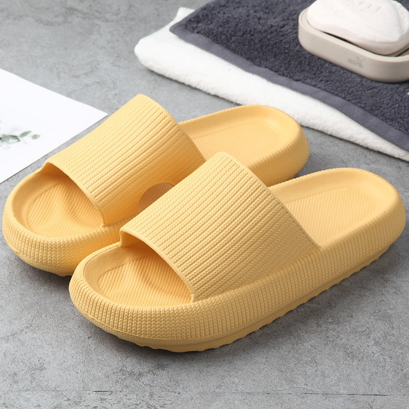 Maxene | Comfortable slip-on slippers for relaxation and travel
