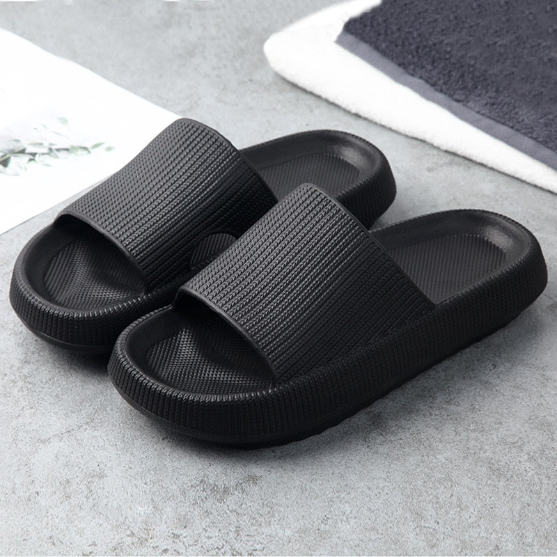 Maxene | Comfortable slip-on slippers for relaxation and travel