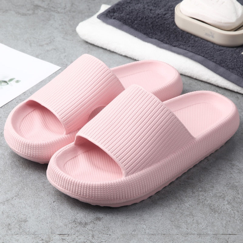 Maxene | Comfortable slip-on slippers for relaxation and travel