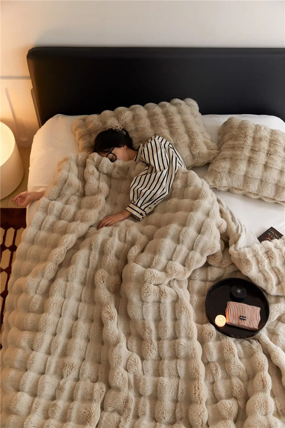 La couverture en peluche dont tout le monde parle ! - WarmWool vous garde au chaud pendant les journées froides 0