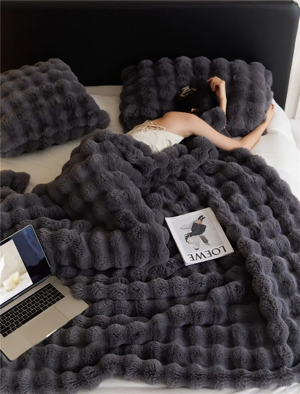 La couverture en peluche dont tout le monde parle ! - WarmWool vous garde au chaud pendant les journées froides 1