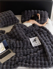 La couverture en peluche dont tout le monde parle ! - WarmWool vous garde au chaud pendant les journées froides 1