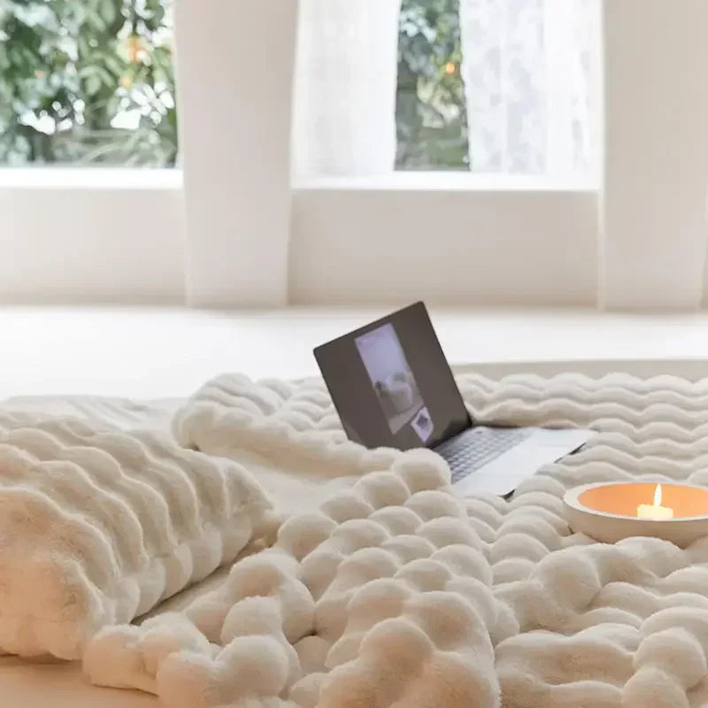 La couverture en peluche dont tout le monde parle ! - WarmWool vous garde au chaud pendant les journées froides 6