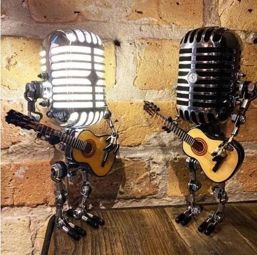 Robot de microphone en métal vintage avec lampe de guitare 3