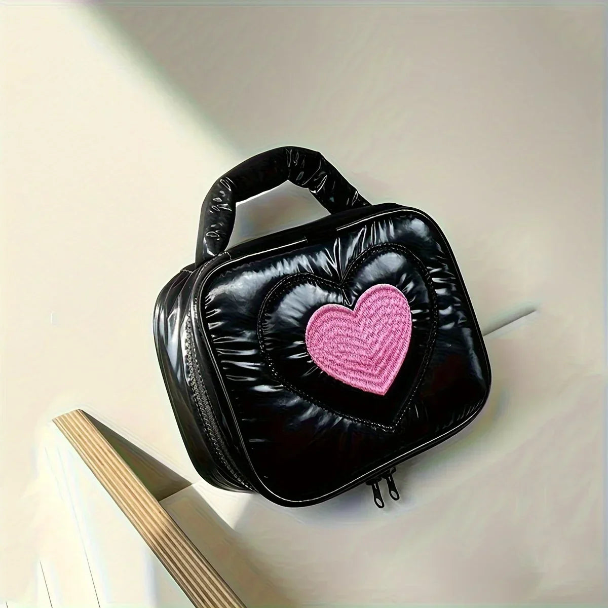 Etta | Sac de voyage en broderie cœur pour cosmétiques et articles de toilette