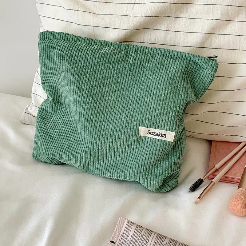 Sienna | Chic og preppy sminkepung i kordfløyel