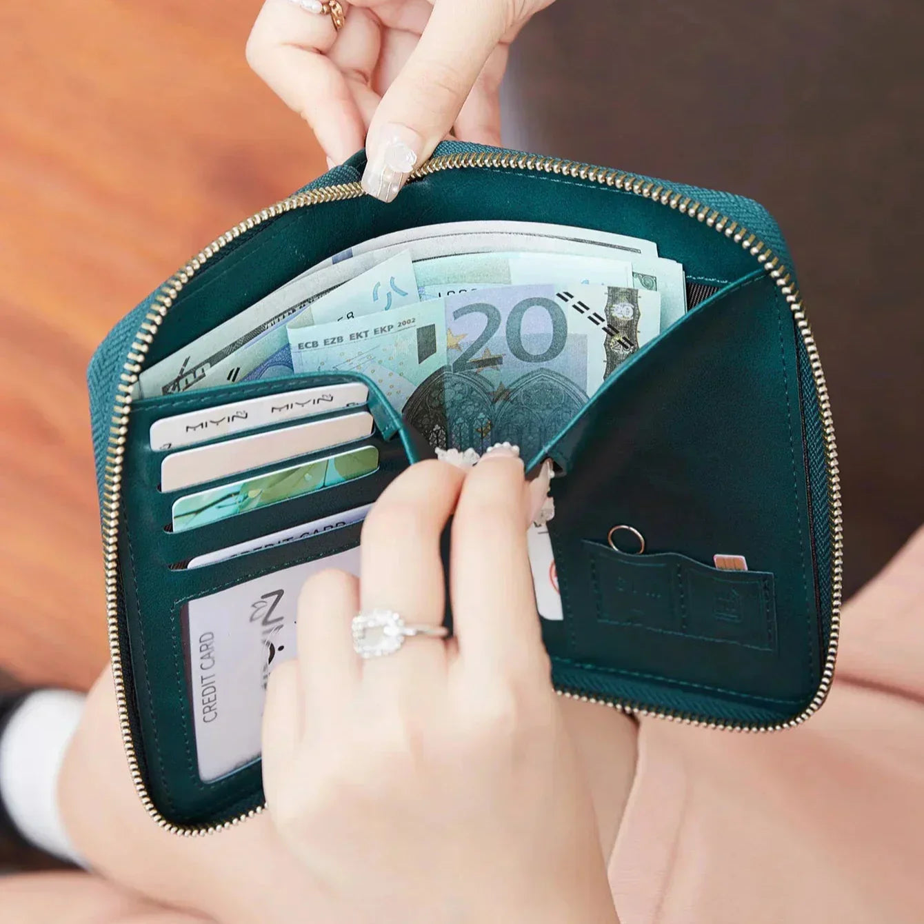 Samira | RFID-blokkerende passholder med armbånd for reise