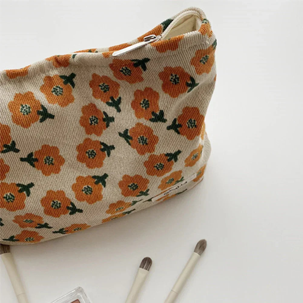 Ella | Sminkepung i kordfløyel med blomsterpreppy mønster