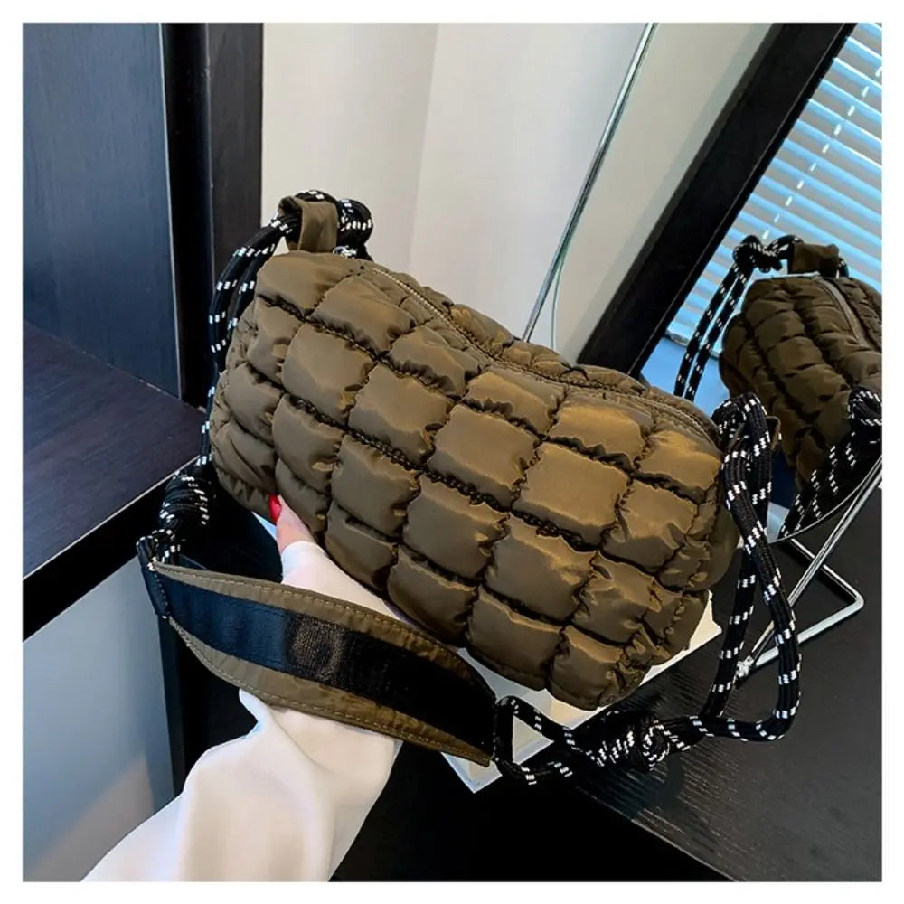 Raegan | Vesitiivis nylonista valmistettu tikattu olkalaukku matkustamiseen