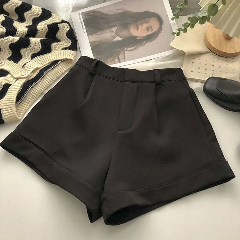ANDREA | Tyylikkäät korkeavyötäröiset shortsit