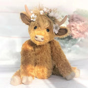 Vache des hautes terres portant des fleurs 1