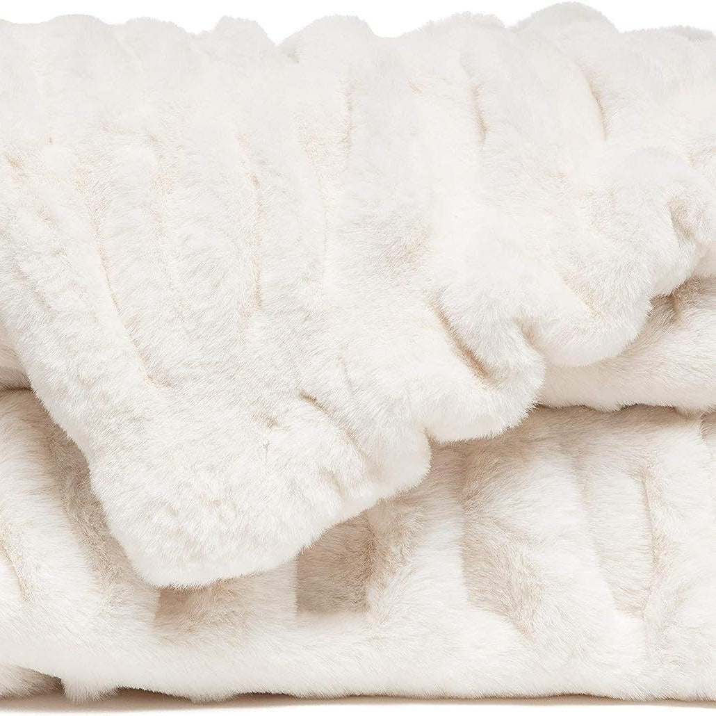 Tyylikäs naisten tekoturkistakki ylelliseen mukavuuteen ja lämpöön