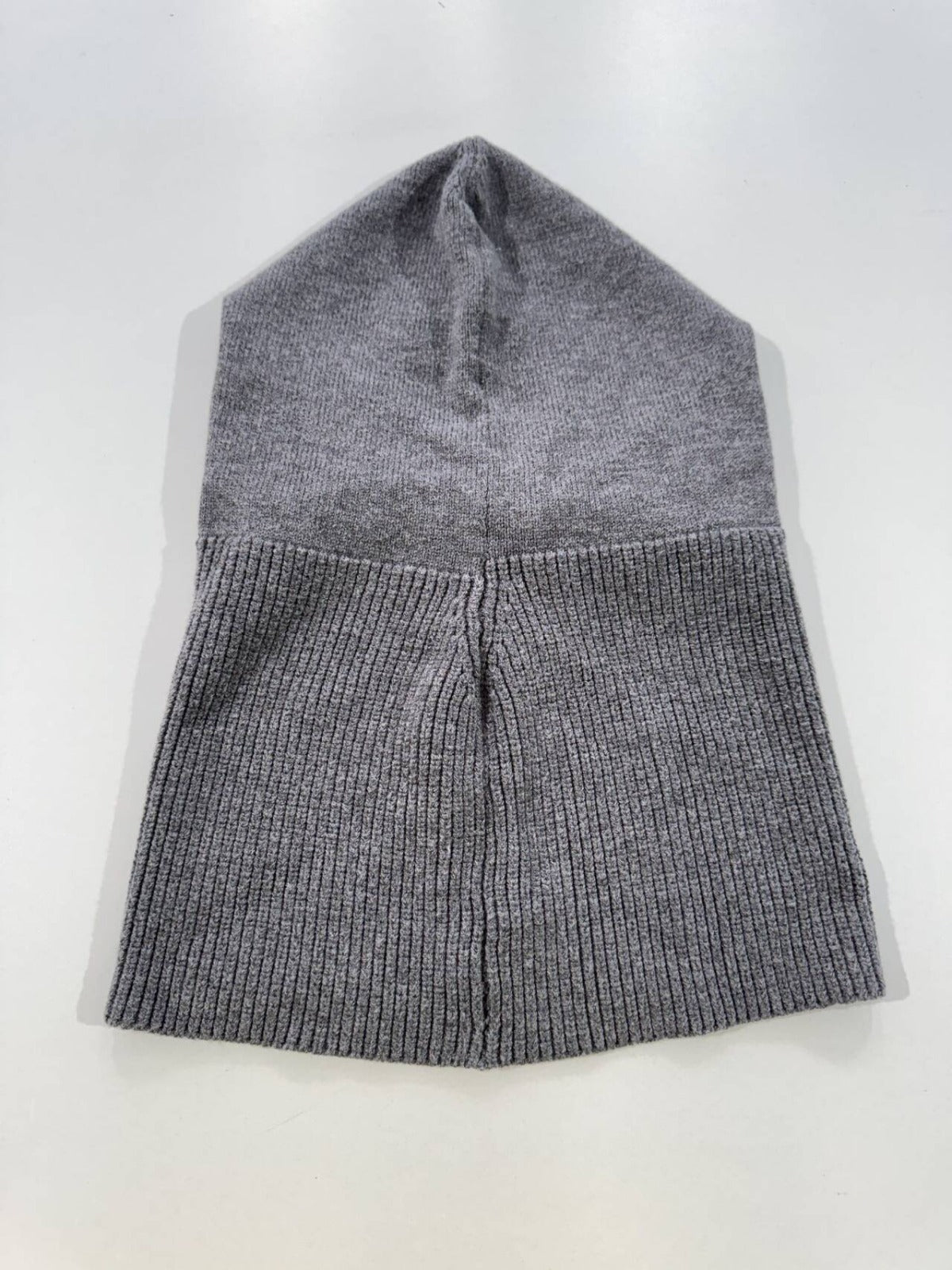 Neulottu talvihattu kashmirista