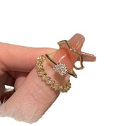 Kultasormus, jossa on timantti ja tyylikäs muotoilu - Täydellinen kihlasormus